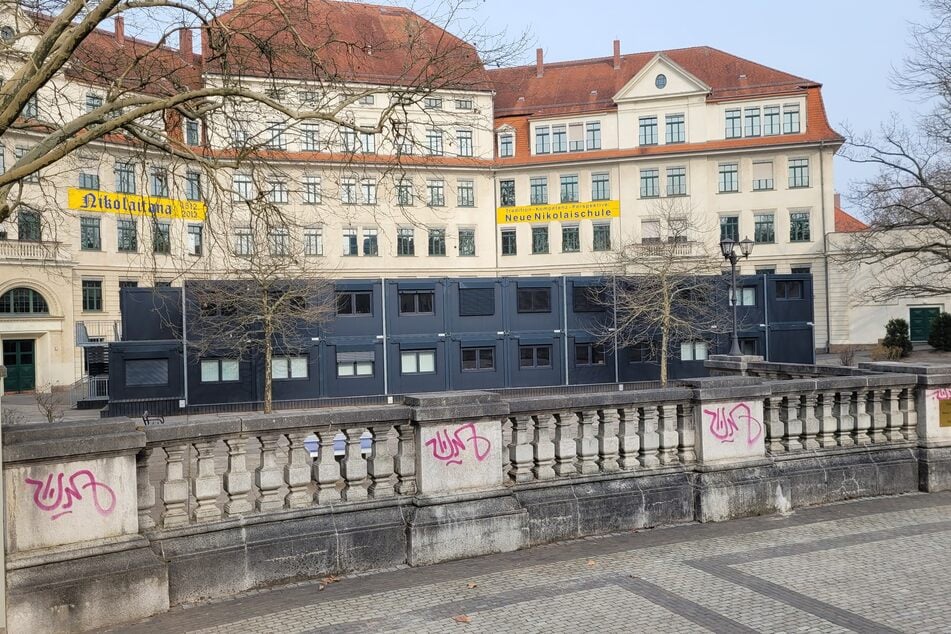 Die Polizei ermittelt nun zu den Hintergründen und versucht herauszufinden, wer die Drohung hinterlassen hat.