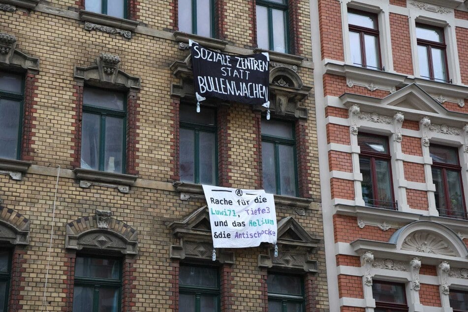 Die Aktivisten hängten mehrere Banner an die Fassade.