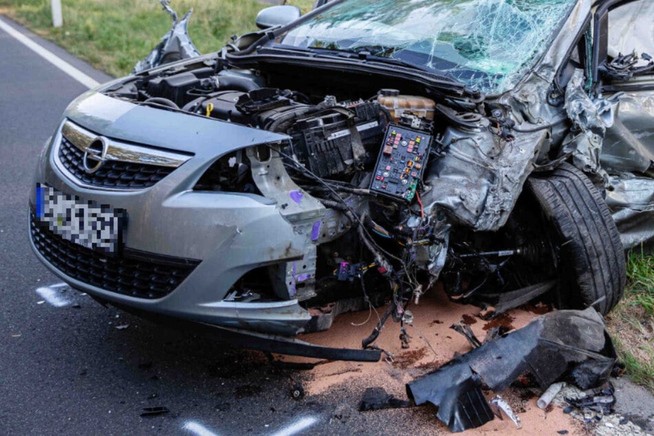 Renault kollidiert frontal mit Opel: Zwei Frauen schwer verletzt
