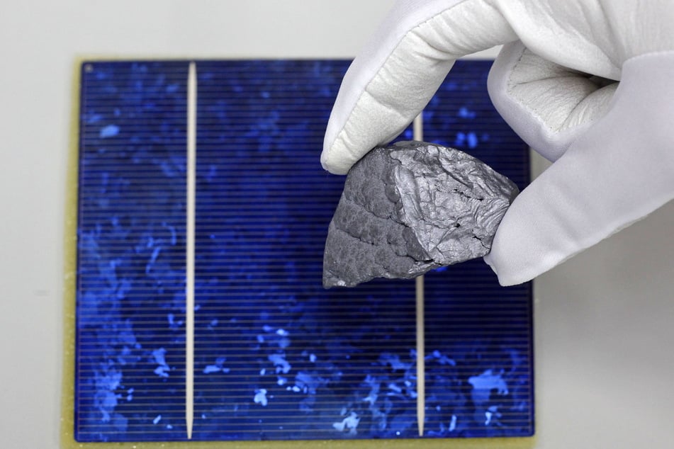 Wertvoller Rohstoff: Solch ein Brocken polykristallines Silizium ist das (unbearbeitete) Ausgangsmaterial für Solarzellen.