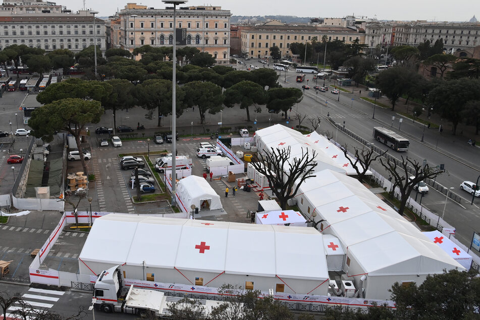 Rom: Blick auf die Vorbereitungungsarbeiten zur Eröffnung des Impfzentrums am Piazza dei Cinquecento in der Nähe des Bahnhof Roma Termini.