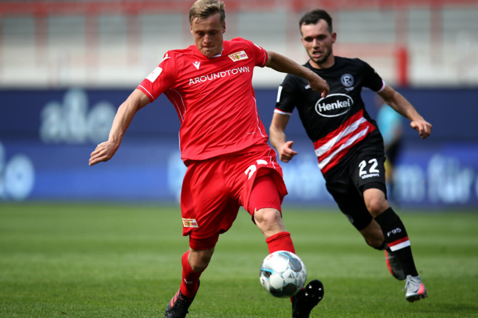 Felix Kroos (l) von Union Berlin kämpft mit Kevin Stöger von Fortuna Düsseldorf um den Ball.