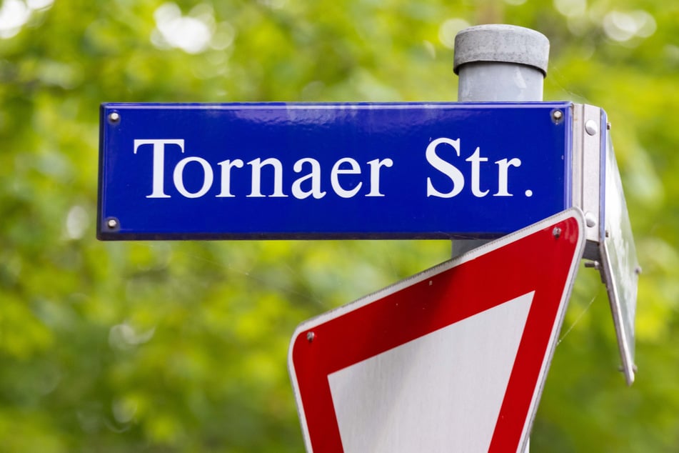 Am Dienstagmorgen wurde ein Fahrradfahrer von einem Auto auf der Tornaer Straße erfasst.