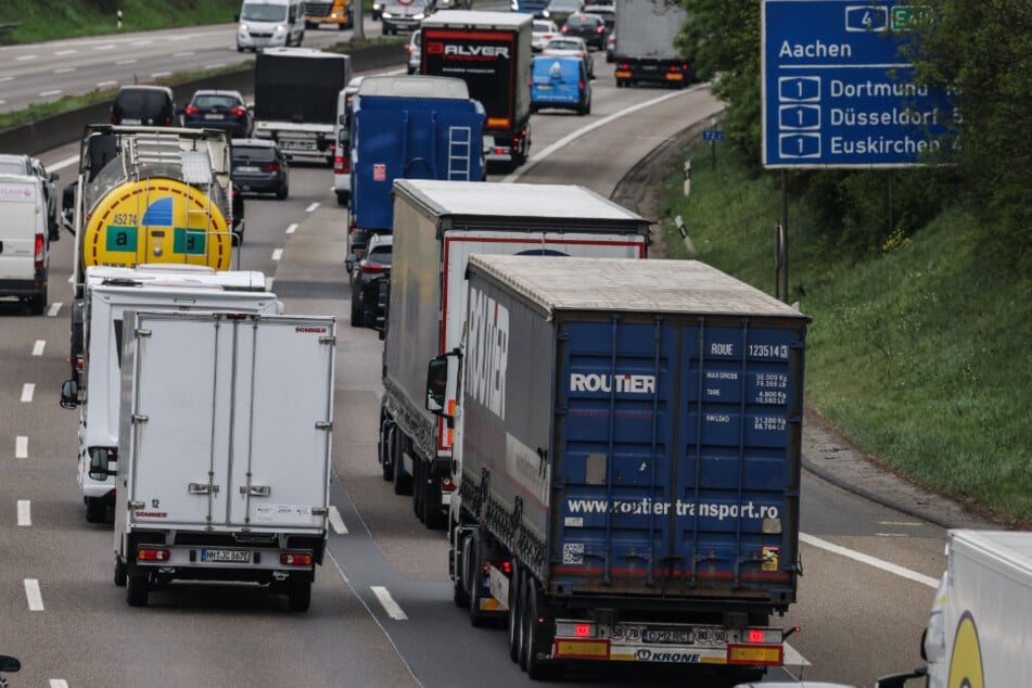 Unfall A4: Kilometerlanger Stau auf A4: Umgekippter Lkw blockiert Fahrbahn nach Köln