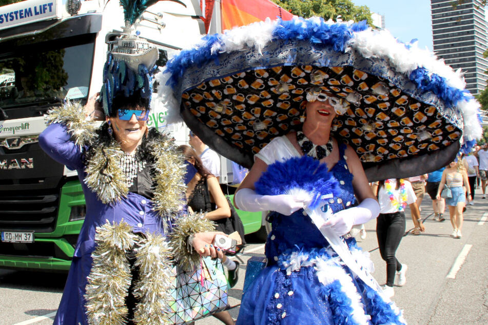 Jerome (l.) und Kiki kennen sich vom CSD und treffen sich jedes Jahr in Hamburg wieder: Die Outfits matchen zufällig aber passen richtig gut zusammen. Zwei Monate hat Kiki an ihrem Kostüm gearbeitet.