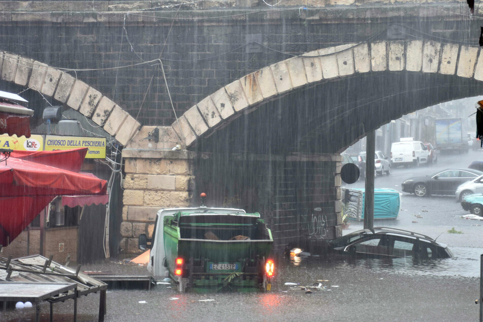 Heftige Unwetter mit Überschwemmungen haben Sizilien heimgesucht und mindestens ein Todesopfer gefordert.