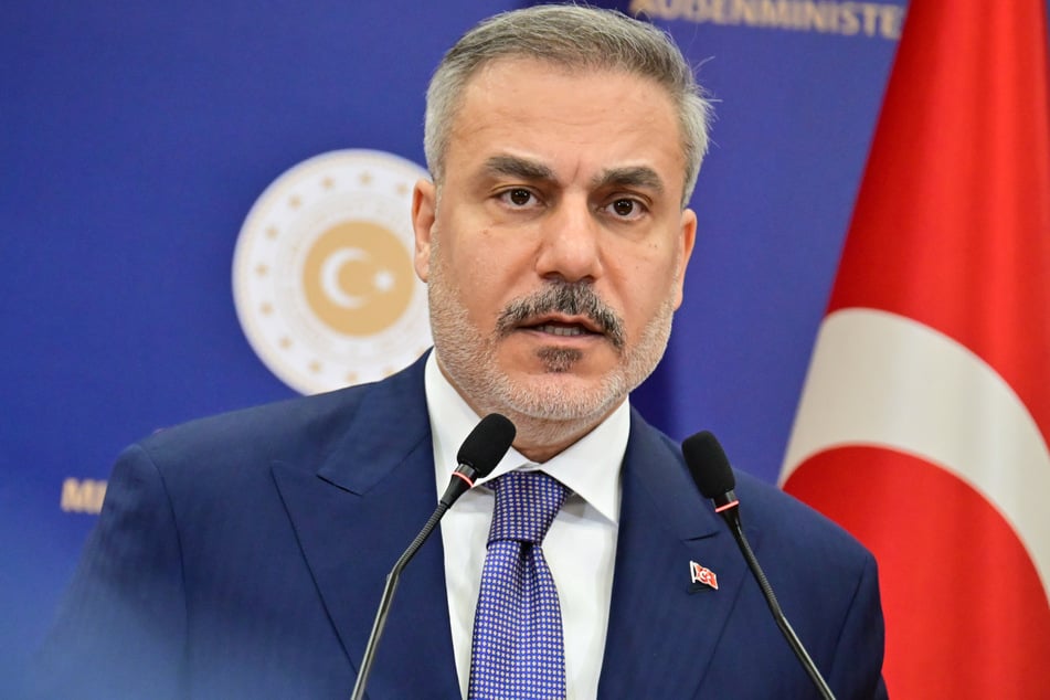Der türkische Außenminister Hakan Fidan (57) wählt drastische Worte.