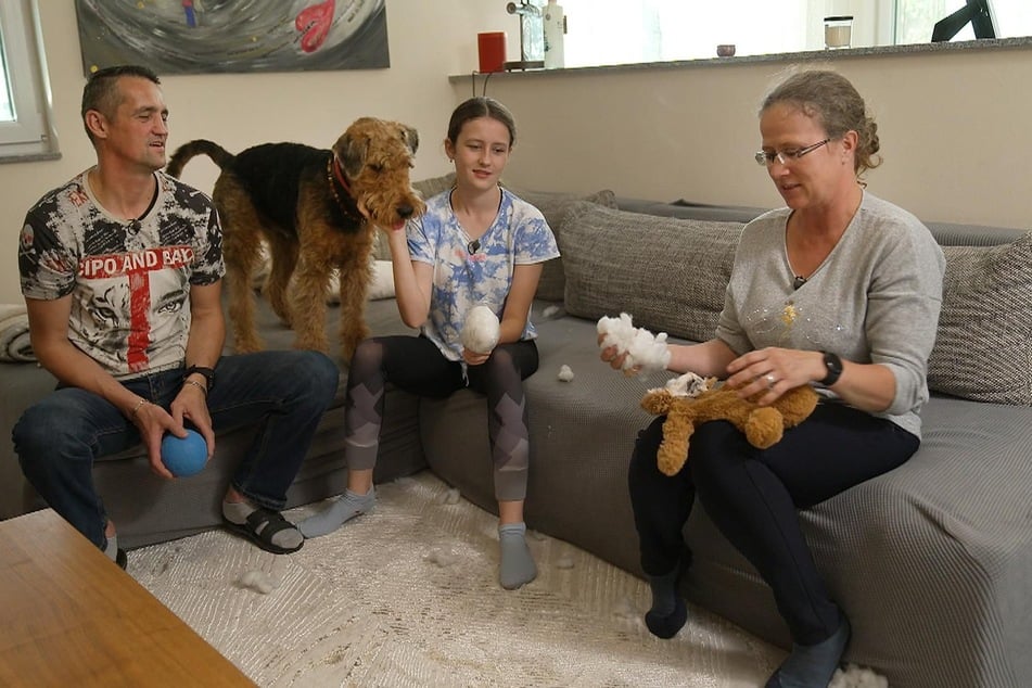 Marian, Tochter Anissa und Eve (v.l.n.r.) haben mit ihrem Hund alle Hände voll zu tun.