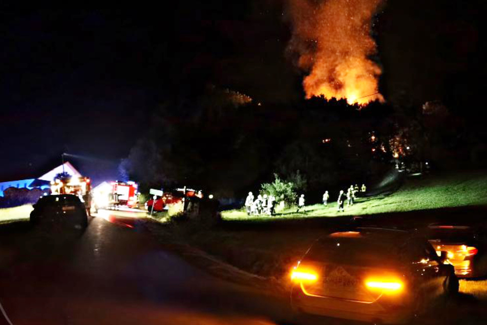 Bauernhof steht in Flammen: Feuerwehr im Großeinsatz