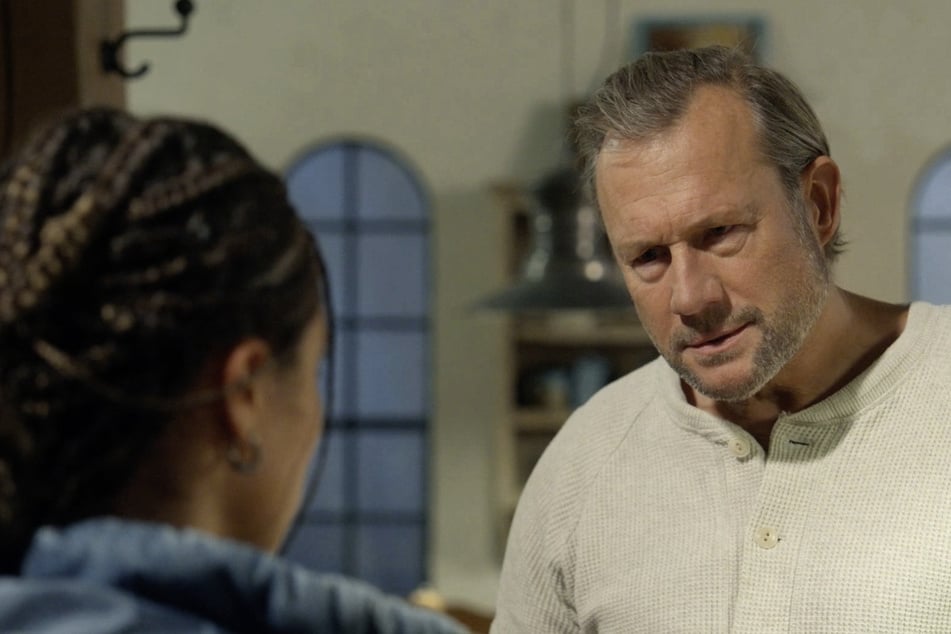 Ellie (Kim Biebow, 27) hat ihre Bewerbungsunterlagen gefälscht. Michael ist schockiert und stellt ihr ein Ultimatum.