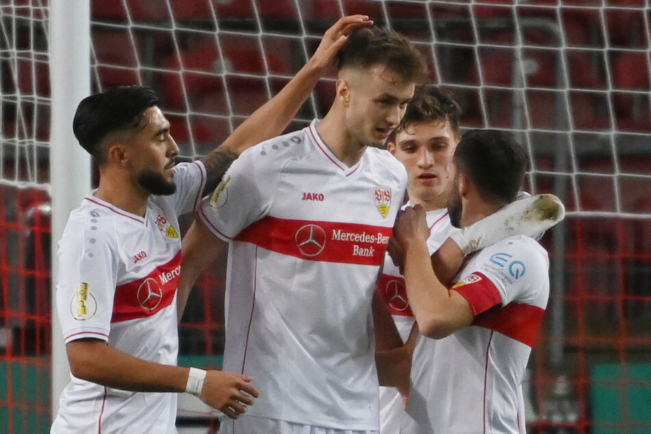 Sasa Kalajdzic (23, 2.v.l.) ist mit seiner Körpergröße von zwei Metern besonders kopfballgefährlich. Das haben einige Stuttgarter Kontrahenten in dieser Saison schon zu spüren bekommen.