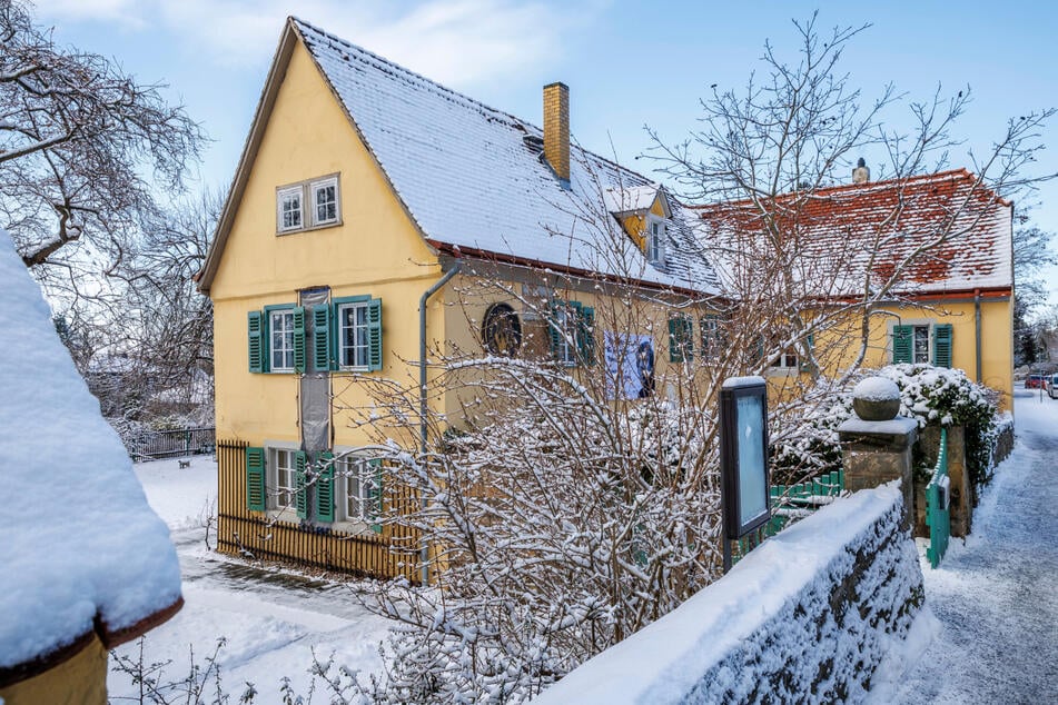 Das sanierungsbedürftige Weber-Museum in Hosterwitz soll im Herbst 2028 wiedereröffnet werden.
