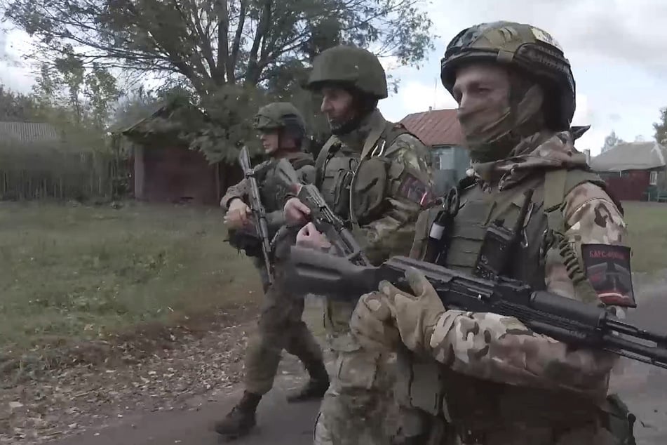 Immer wieder sollen russische Soldaten ukrainische Zivilisten bestohlen und ausgeraubt haben. Nun räumte ein hochrangiger Kreml-Funktionär die Vorwürfe ein.