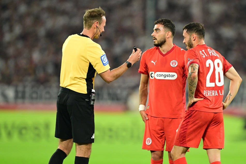 Schiedsricher Sascha Stegemann (41, l) wird die Partie des FC St. Pauli beim FC Augsburg pfeifen.