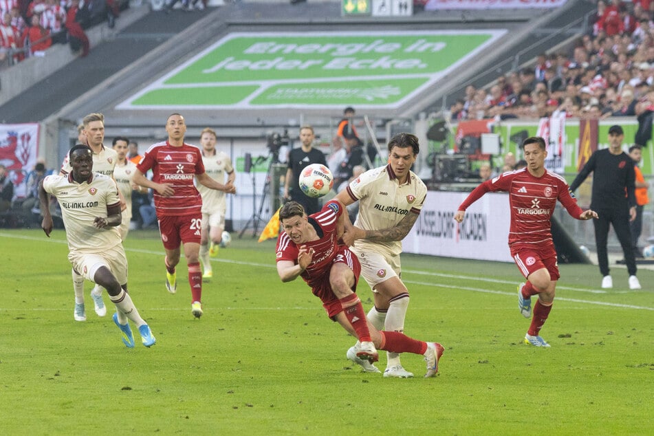 Dynamos Defensive um Julian Pauli (2.v.r.) hatte ungewohnte Schnelligkeitsnachteile - vor allem gegen Cedric Itten (29, M.).