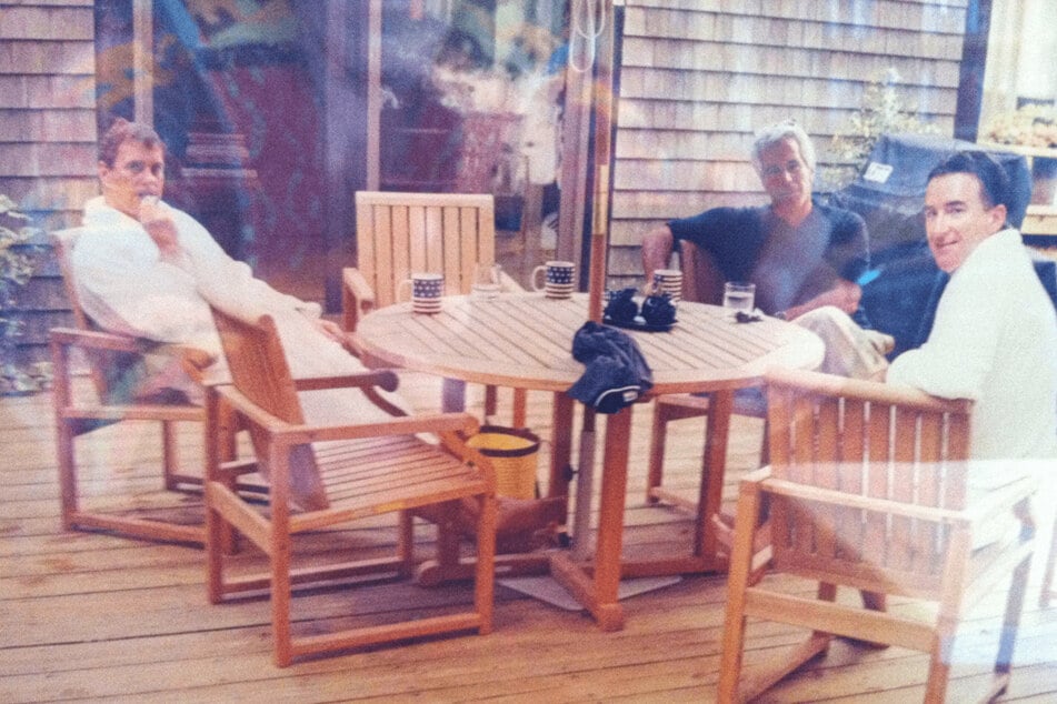 A new photograph shows the ex-Prince Andrew (l.) alongside politician Peter Mandelson (r.) and late sex offender Jeffrey Epstein.