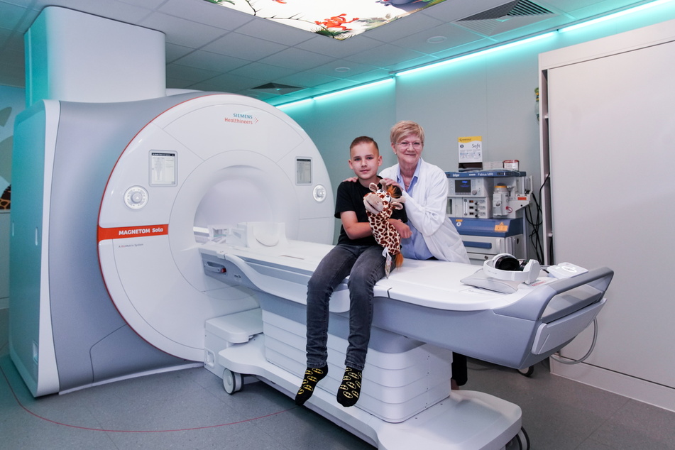 Zum Kindertag wurde der neue MRT für junge Patienten wie Til (12) im Uniklinikum eingeweiht. Oberärztin Gabriele Hahn (65) kann mit dem neuen Gerät bessere Untersuchungen durchführen.