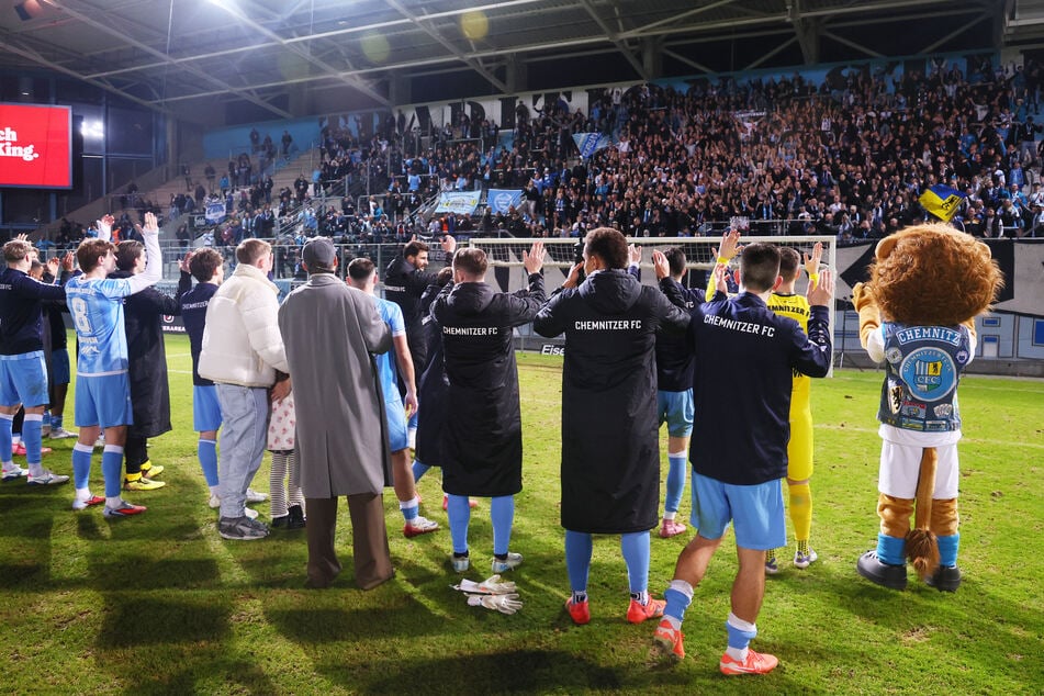 Die Himmelblauen feierten den Sieg mit ihren Fans.