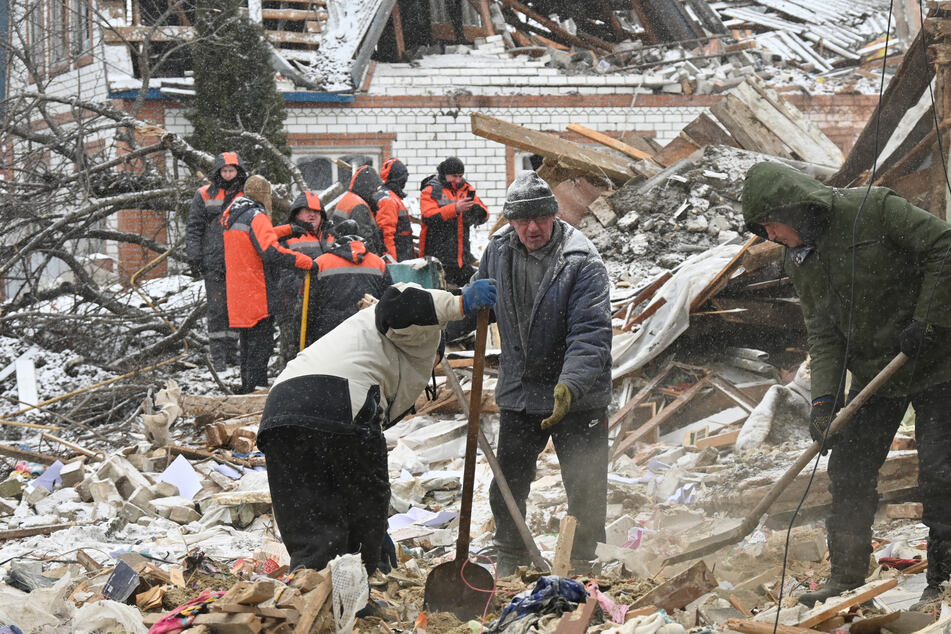 Strikes kill four in Ukraine as hundreds evacuate Russian border city