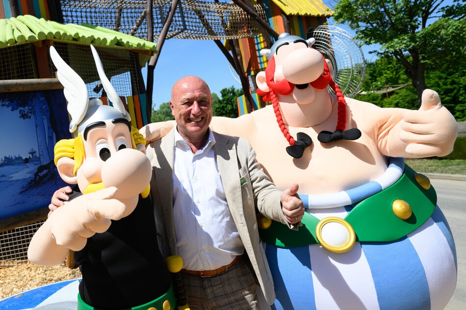 Daumen hoch: Filip De Witte, Geschäftsführer des Belantis-Parks, hat sich mit Asterix und Obelix schon angefreundet.