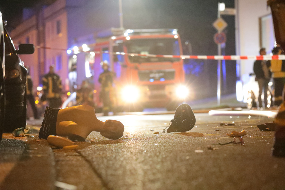 Trümmerteile lagen am Samstagmorgen auf der Straße vor dem teilweise explodierten Haus.