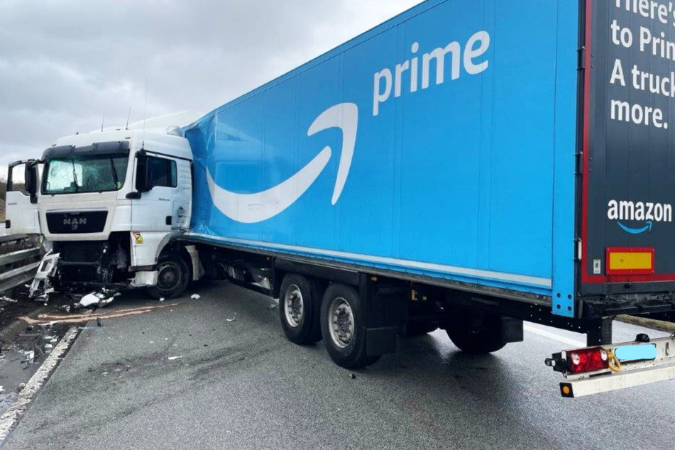 Auf der A63 bei Börrstadt nordöstlich von Kaiserslautern verunglückte am Mittwoch ein Sattelzug des Versandhändlers "Amazon".