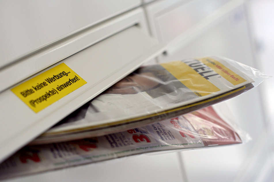 Eine Gratis-Werbezeitung "Einkauf aktuell" - hier noch mit der umstrittenen Plastikverpackung - steckt in einem Briefkasten.