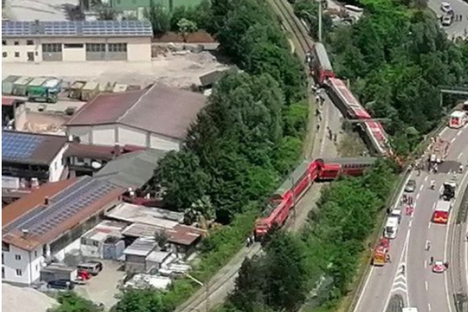 Zug entgleist bei Garmisch-Partenkirchen: Mindestens vier Tote, zwölf Menschen weiter vermisst