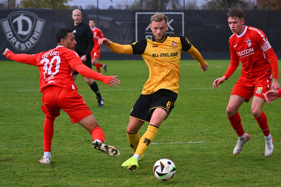 Tom Berger (M.) war mit dem Auftritt in den ersten 60 Minuten zufrieden.