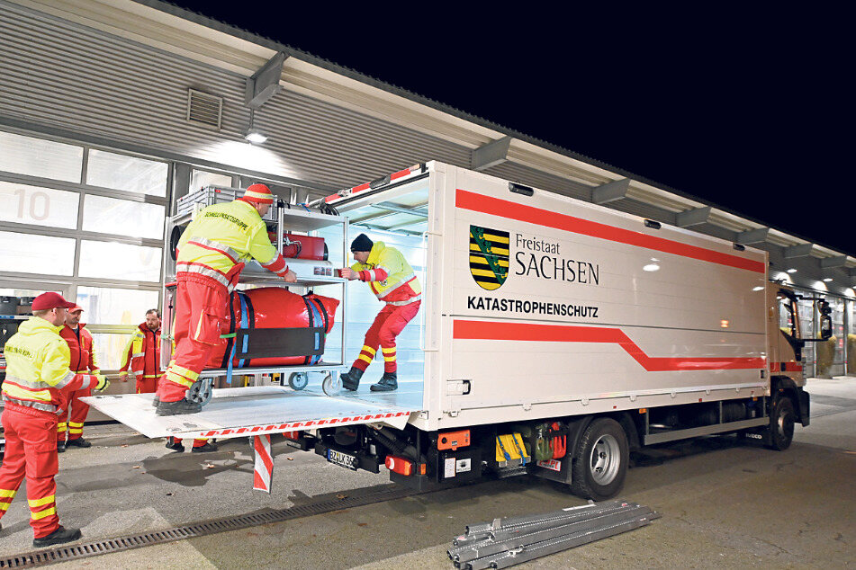 Über 60 Helfer sorgen dafür, dass die Steckengebliebenen nicht hungern müssen.
