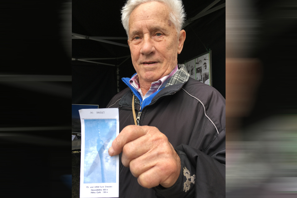 Anwohner Peter Berthold (82) war Mitte Oktober zur Fernsehturmvisite mit einer Eintrittskarte aus DDR-Zeiten erschienen.