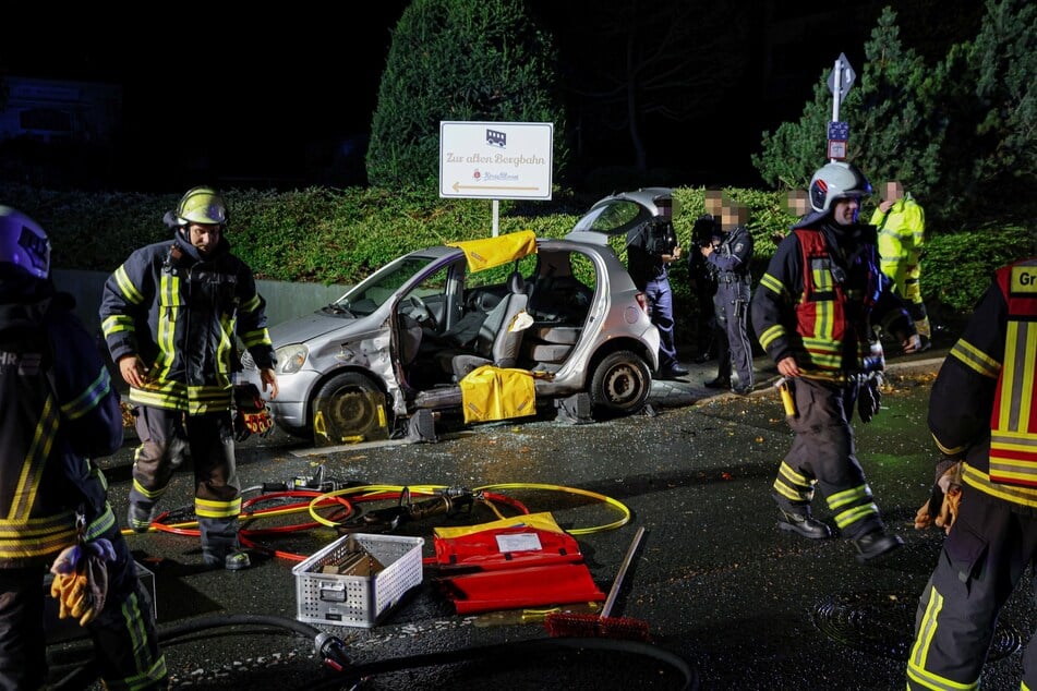 Mithilfe von hydraulischem Gerät gelang es der Feuerwehr, den Verletzten aus seinem Wrack zu befreien.