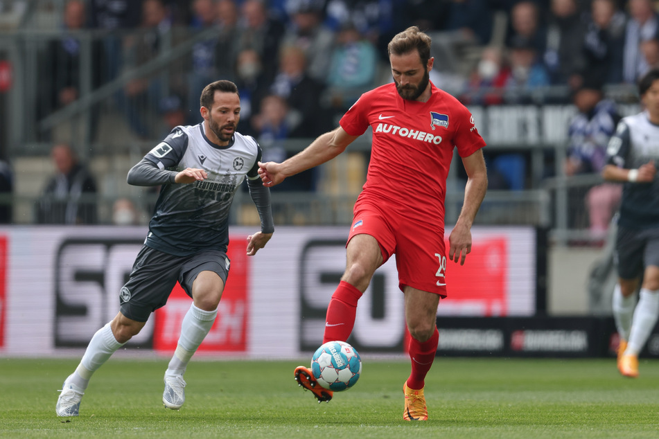 Lucas Tousart (25, r.) von Hertha BSC schien mit seinem Führungstreffer zum Matchwinner gegen Arminia Bielefeld zu werden.