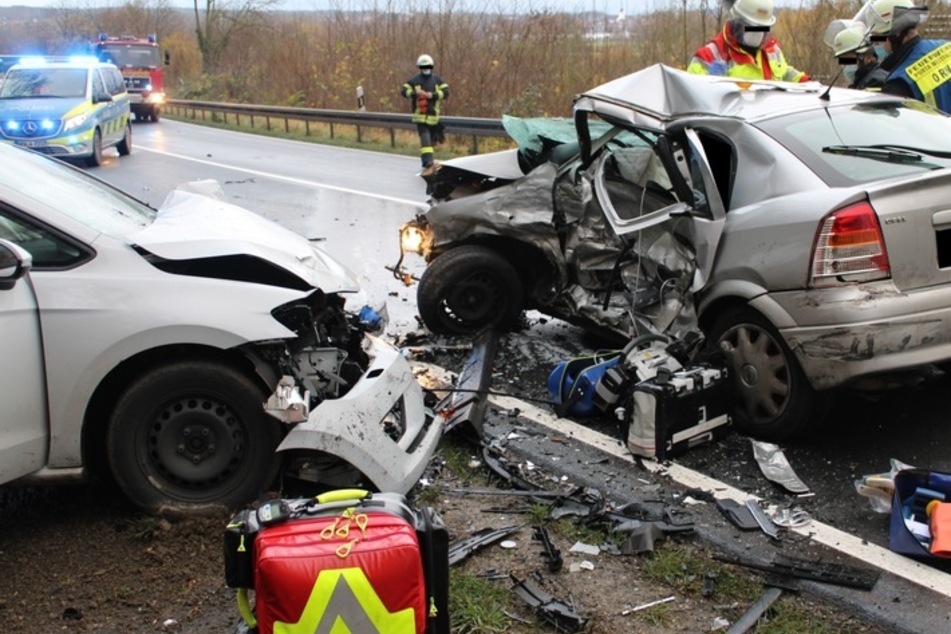 Schwerer Unfall auf B61: Opel-Fahrer (†19) stirbt nach Kollision mit dem Gegenverkehr!