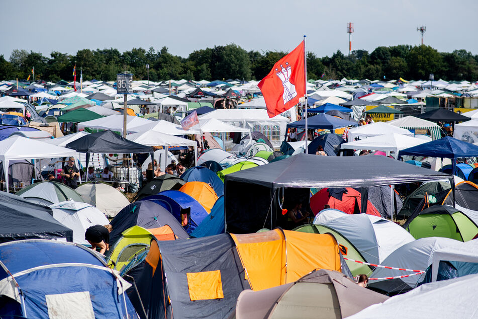 Mehrere Teenager bedienten sich an den Zelten auf dem Mahagoni Festival. (Symbolbild)