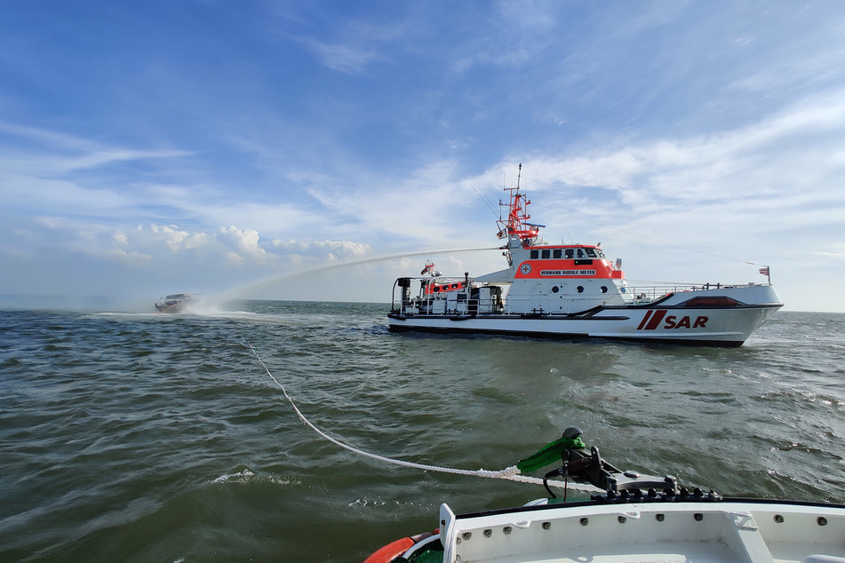 Motorbootfahrer wird spektakulär aus der Nordsee gerettet!