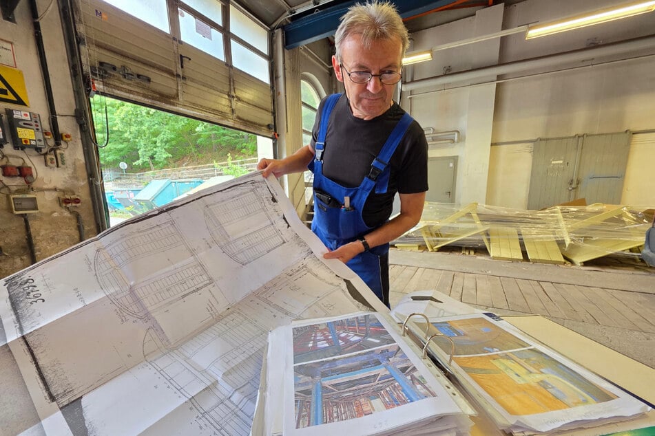 Tischlermeister Jan Gubisch (62) orientiert sich bei der Rekonstruktion an Original-Zeichnungen.