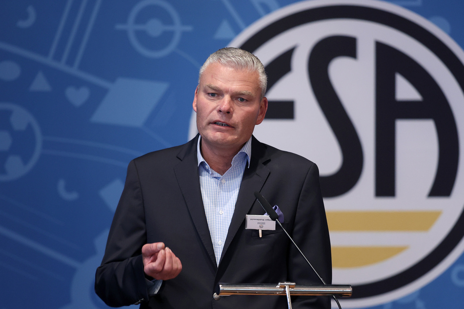 Holger Stahlknecht (57), Präsident des Fußballverbandes Sachsen-Anhalt, will konkrete Vorschläge der Vereine sehen.
