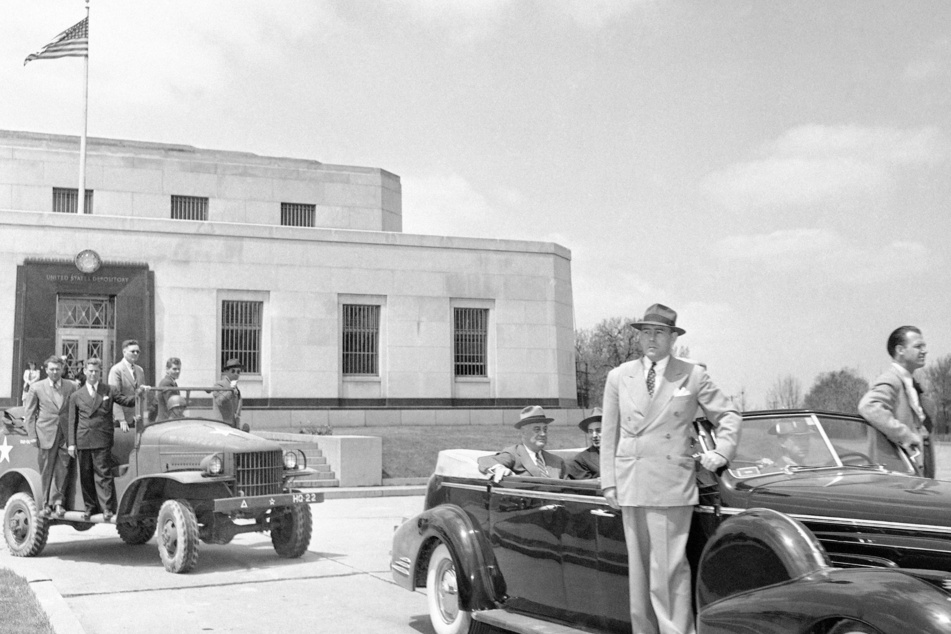 Präsident Franklin D. Roosevelt (1943) vor Fort Knox: Hier ließ er das amerikanische Gold einbunkern.