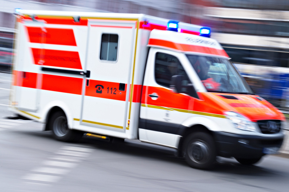Ein 19-Jähriger musste nach einer Erstversorgung vor Ort mit einem Rettungswagen in ein Krankenhaus gebracht werden. (Symbolbild)
