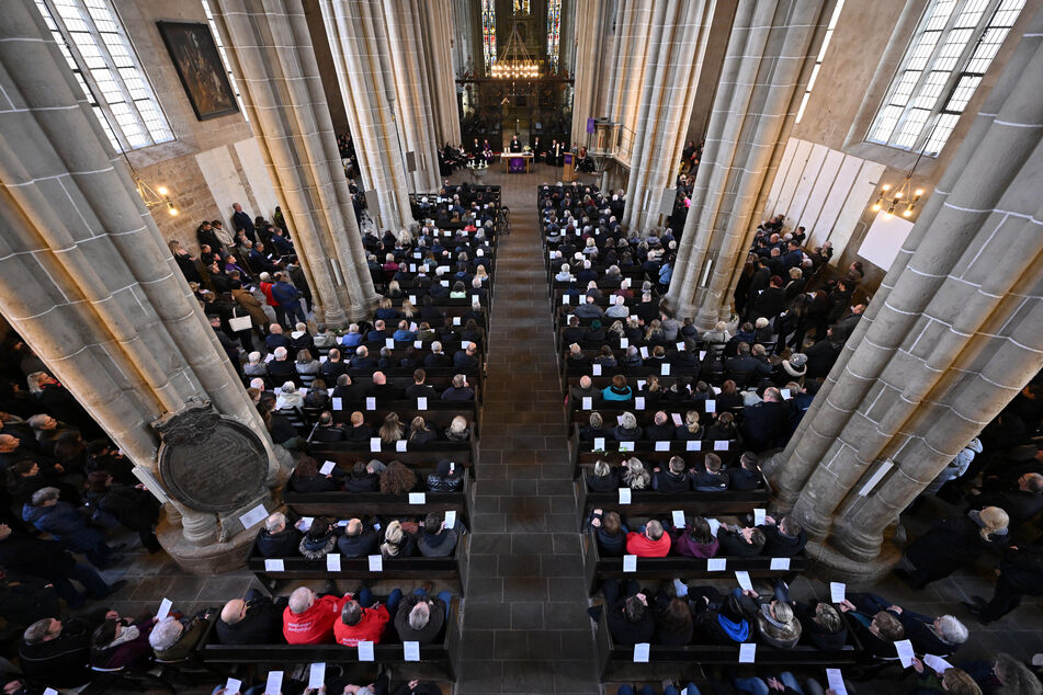 Für die Opfer des Unfalls wurde in der Divi-Blasii-Kirche in Mühlhausen eine Gedenknacht veranstaltet.