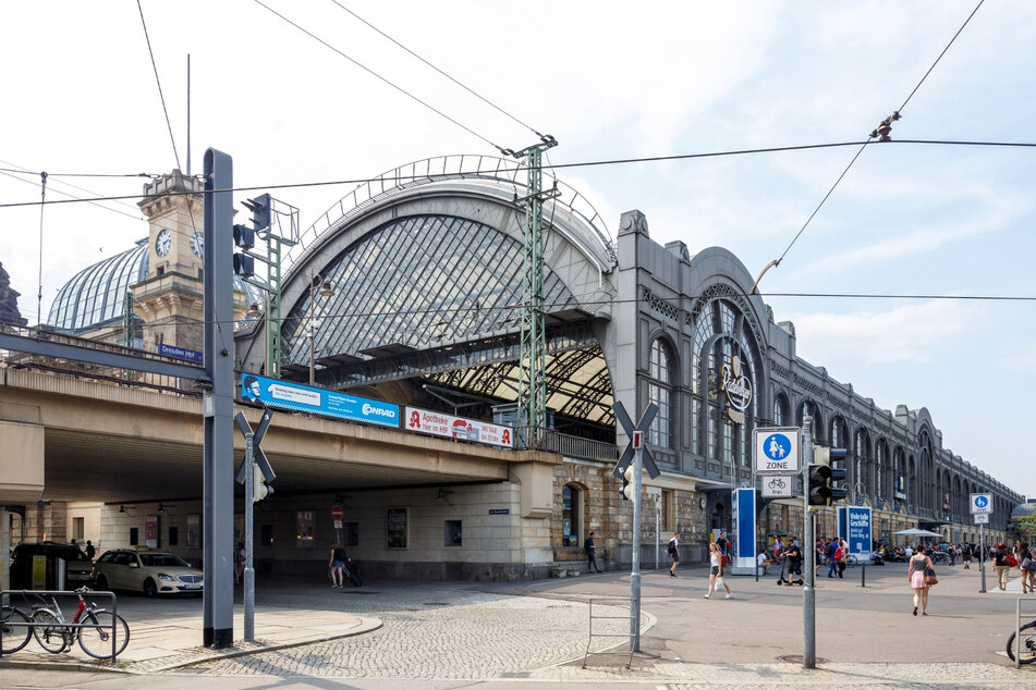 Im Rahmen von Baumaßnahmen kann der Dresdner Hauptbahnhof ab dem heutigen Samstag von Zügen nicht durchfahren werden.