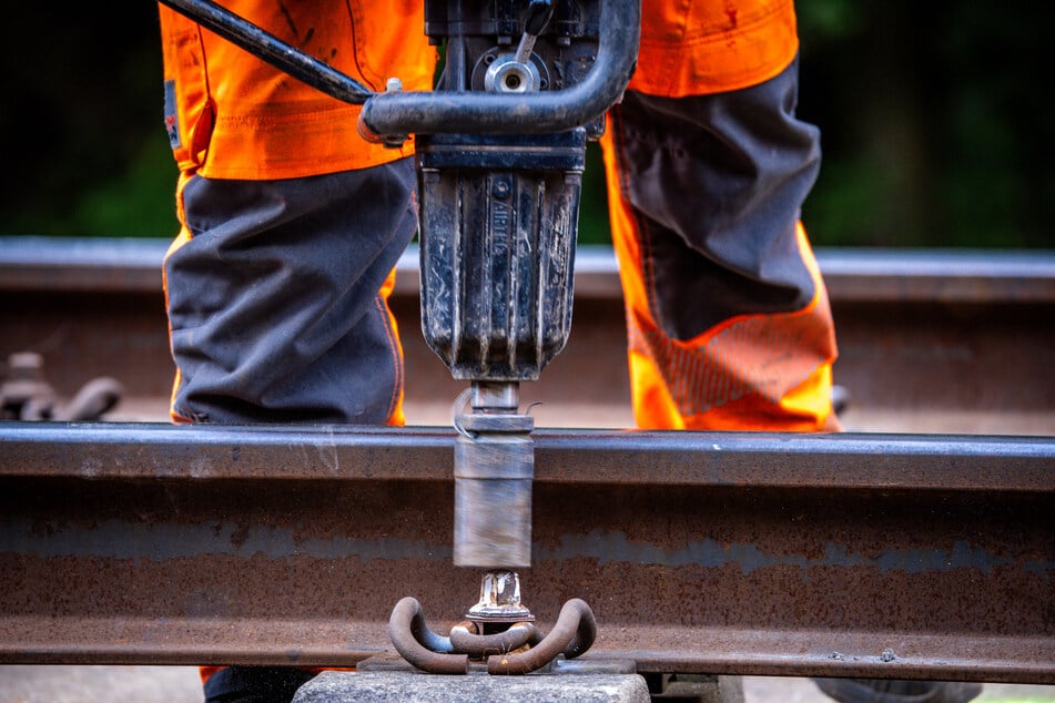 Bei den aktuell laufenden Bauarbeiten wurden Beeinträchtigungen an einem Gleis festgestellt.