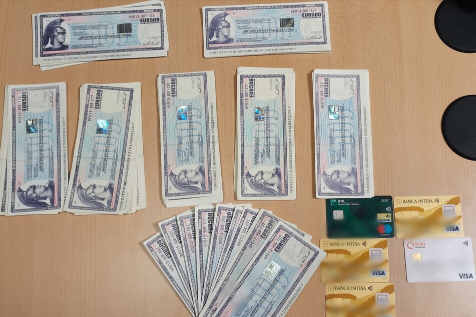 Mann hat Schecks für 69.000 Euro dabei, doch Bankmitarbeiter wird stutzig