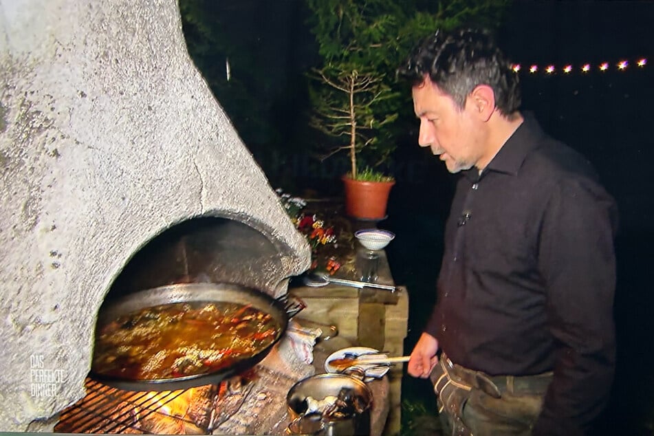Pau (48) versteht die Welt nicht mehr: Seine Paella braucht viel länger als gedacht.
