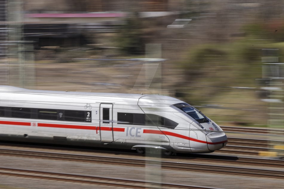 Ein Mann versuchte, in Hamburg Pfandflaschen auf einem Bahngleis zu sammeln. Ein durchfahrender ICE musste notbremsen. (Symbolfoto)
