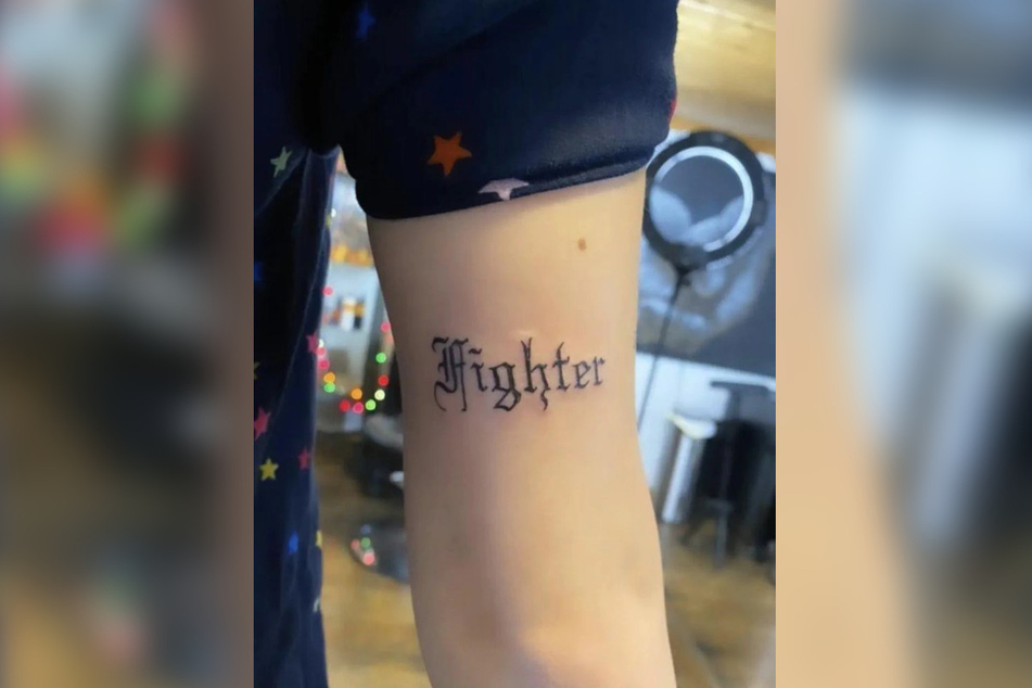 "Fighter" ("Kämpfer") ließ sich das Model auf ihren Arm tätowieren.