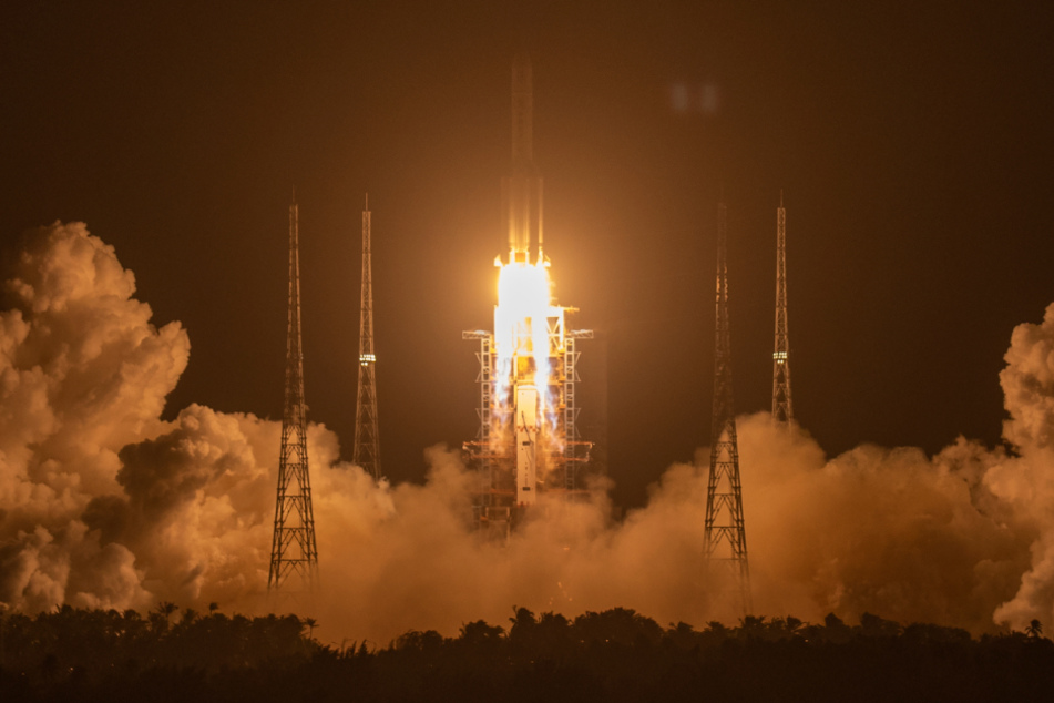 Die Mondrakete hebt vom Wenchang Space Launch Center ab.