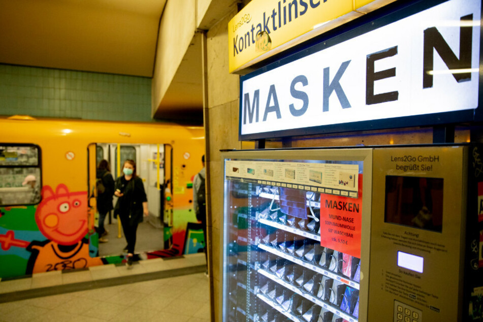 in Automat, an dem man neben Kontaktlinsen auch einfache Mundschutzmasken kaufen kann, steht am Bahnsteig der U-Bahnstation Turmstraße.