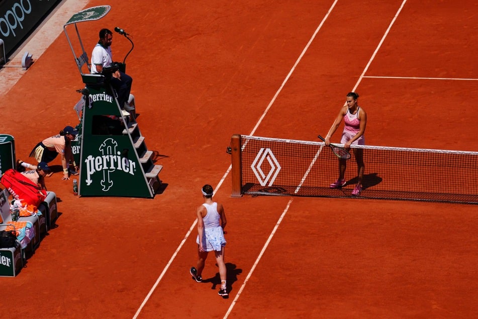 Aryna Sabalenka (25) wartet am Netz vergeblich auf Elina Svitolina (28), die schon seit geraumer Zeit den russischen und belorussischen Athletinnen den Handschlag verweigert.